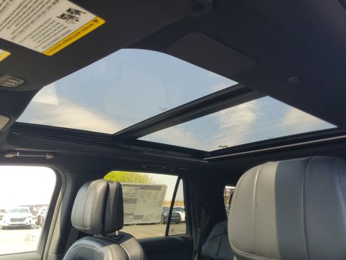 New 2026 Lincoln Navigator L Reserve AWD/4WD image 11