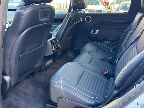 Used 2023 Land Rover Discovery Metropolitan Edition image 17