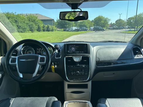 Used 2016 Chrysler Town & Country Touring-L w/ Driver Convenience Group FWD image 5