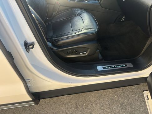 Used 2018 Ford Explorer Platinum image 35
