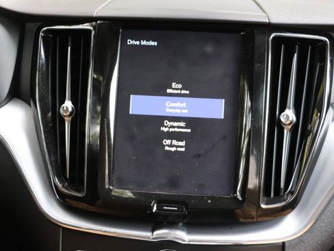 Used 2019 Volvo XC60 T6 Momentum w/ Premium Package AWD/4WD image 16