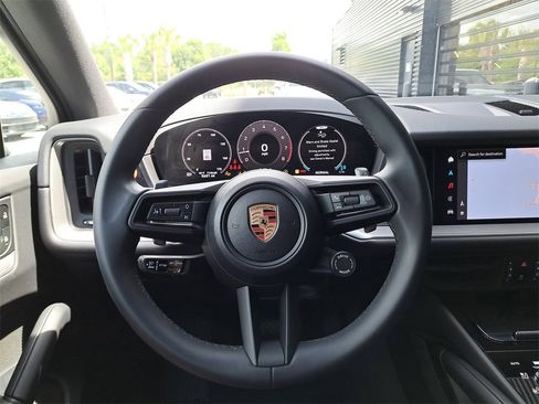 Used 2025 Porsche Cayenne image 37