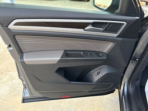 Used 2023 Volkswagen Atlas SE w/ Panoramic Sunroof Package image 11