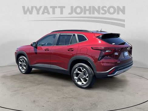 Used 2025 Chevrolet Trax LT FWD image 3