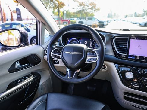 Used 2024 Chrysler Pacifica Touring-L FWD image 5