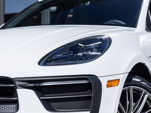 Certified 2026 Porsche Macan AWD/4WD image 16