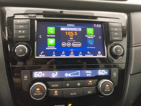 Used 2018 Nissan Rogue SV w/ Premium Package FWD image 25