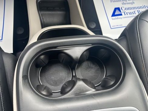 Used 2024 Chrysler Pacifica Touring-L image 37