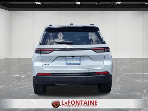 Used 2023 Jeep Grand Cherokee Altitude AWD/4WD image 4