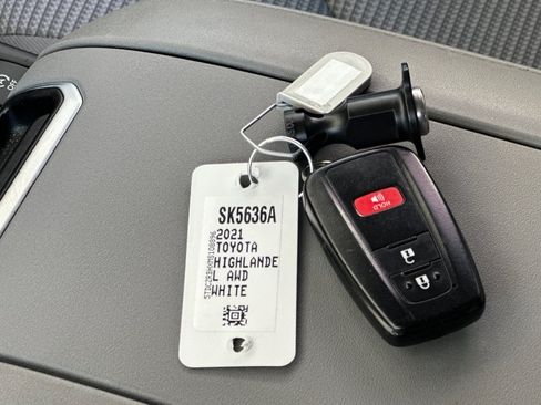 Used 2021 Toyota Highlander L AWD/4WD image 33