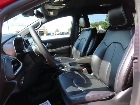 Used 2025 Chrysler Pacifica Select FWD image 20