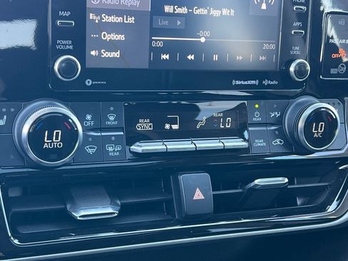 Used 2022 Toyota Highlander XLE FWD image 21