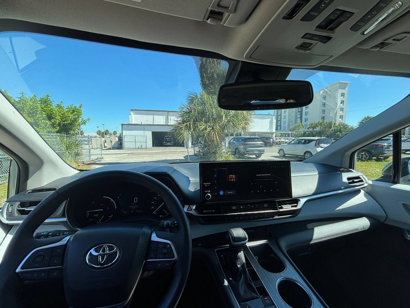 Used 2025 Toyota Sienna XLE FWD image 36