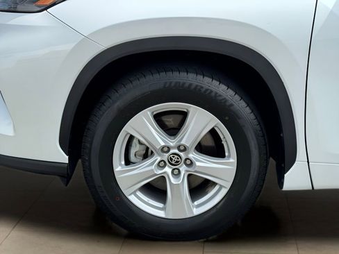 Used 2024 Toyota Highlander LE image 35