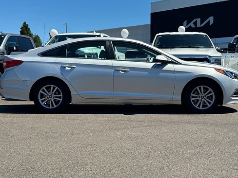 Used 2015 Hyundai Sonata SE w/ Option Group 02 FWD image 3