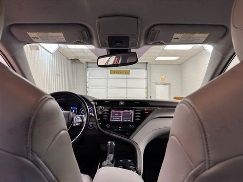 Used 2020 Toyota Camry SE w/ Convenience Package image 17