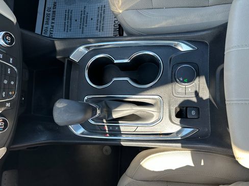 Used 2022 Chevrolet Traverse LS image 17