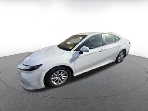 Used 2025 Toyota Camry LE image 3