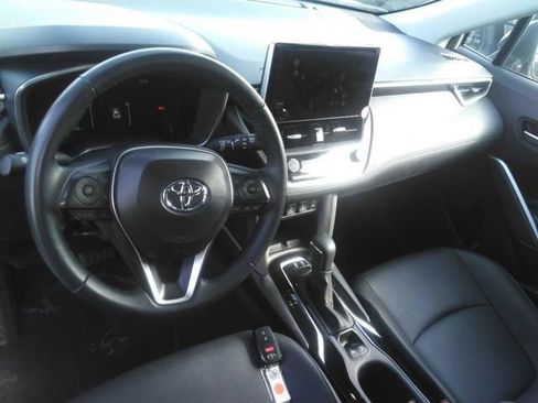 Used 2025 Toyota Corolla Cross XLE FWD image 4