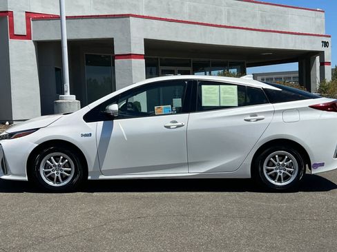 Used 2018 Toyota Prius Prime Premium FWD image 9