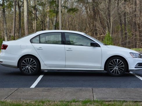 Used 2017 Volkswagen Jetta Sport image 4