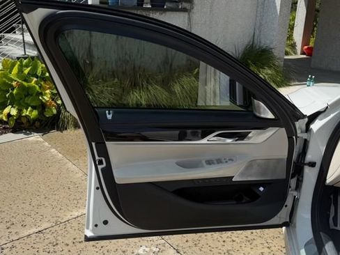 Used 2019 BMW 750i w/ Autobahn Package RWD image 11