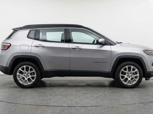 Used 2025 Jeep Compass Limited image 11