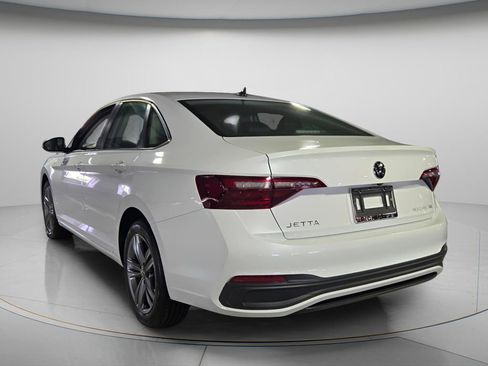 Certified 2023 Volkswagen Jetta SE w/ Panoramic Sunroof Package FWD image 8