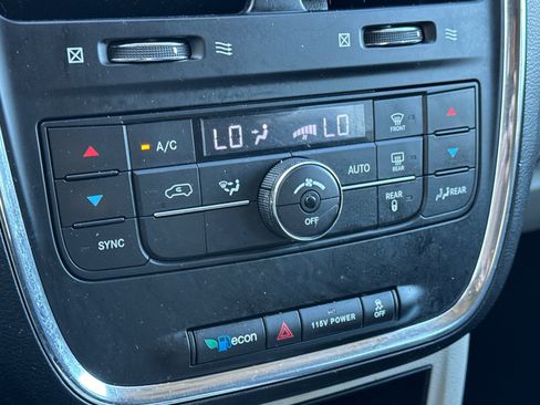 Used 2013 Chrysler Town & Country Touring FWD image 22