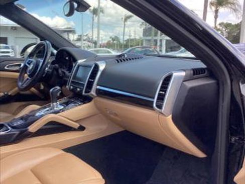 Used 2016 Porsche Cayenne w/ Premium Package AWD/4WD image 29