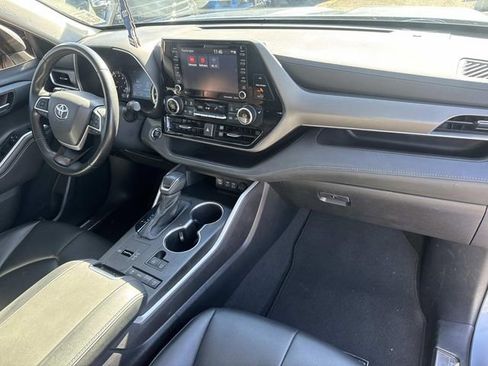 Used 2022 Toyota Highlander XLE image 17