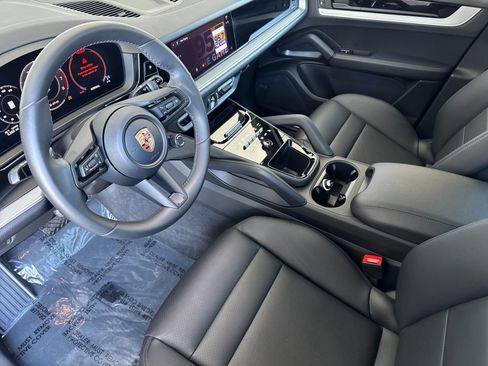 Certified 2026 Porsche Cayenne AWD/4WD image 4