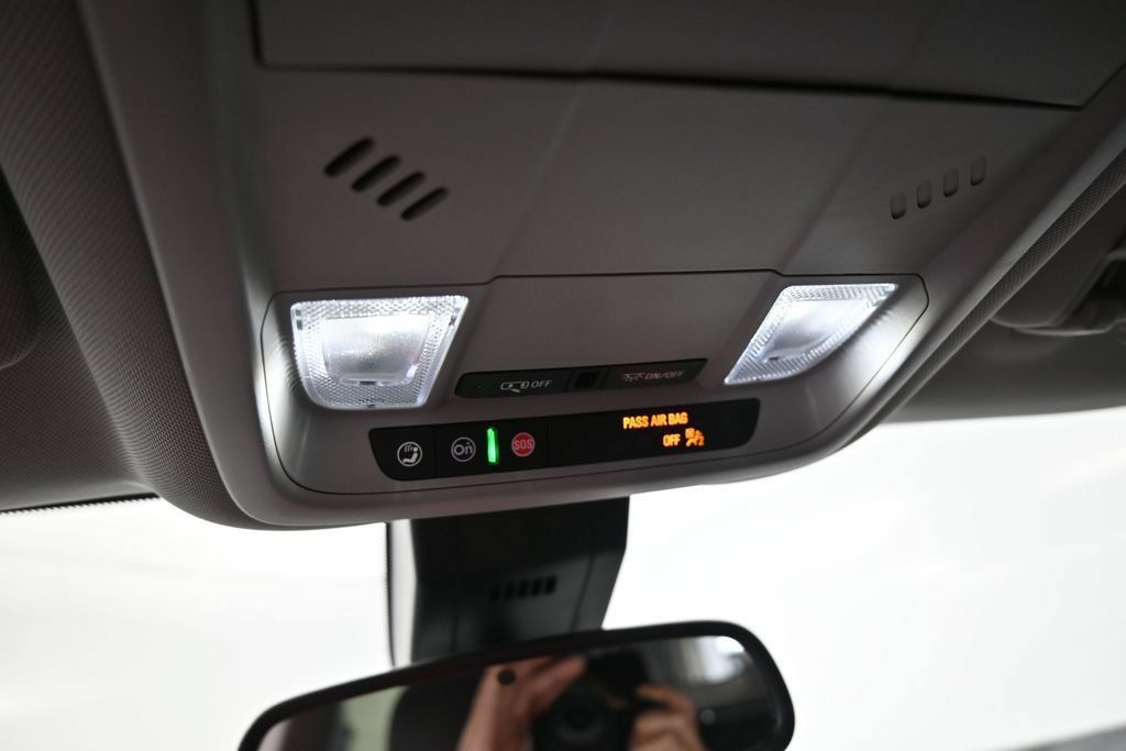 Used 2024 GMC Terrain SLE FWD image 32