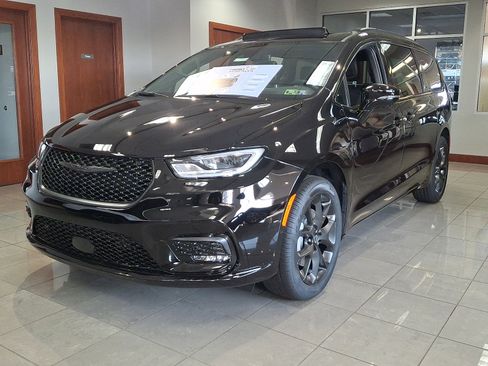 New 2026 Chrysler Pacifica Limited w/ S Appearance Package image 3