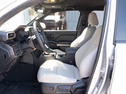 Used 2025 Toyota 4Runner SR5 AWD/4WD image 11