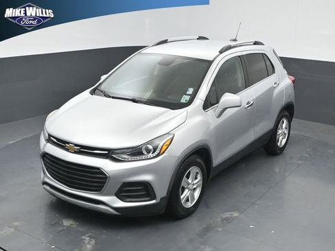 Used 2018 Chevrolet Trax LT w/ LT Convenience Package FWD image 11