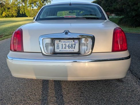 Used 2000 Lincoln Town Car Cartier RWD image 4