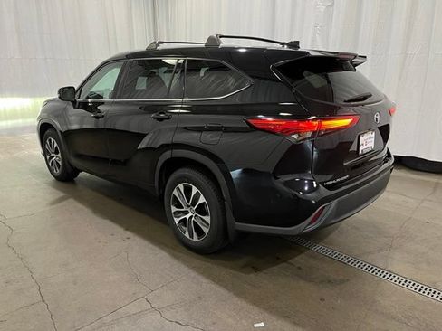 Used 2022 Toyota Highlander XLE AWD/4WD image 5