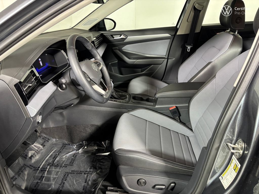 Used 2025 Volkswagen Jetta SE w/ Sunroof Package FWD image 13