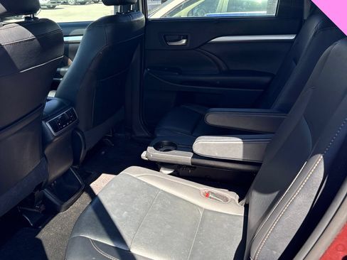 Used 2019 Toyota Highlander XLE FWD image 18