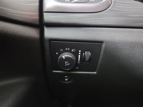 Used 2019 Jeep Grand Cherokee Laredo AWD/4WD image 32