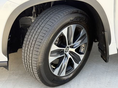 Used 2023 Toyota Highlander XLE FWD image 17