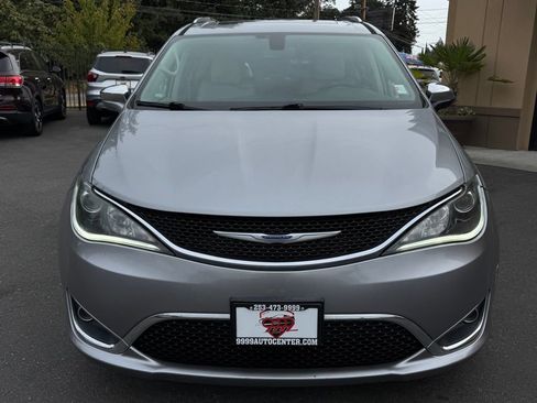 Used 2020 Chrysler Pacifica Limited FWD image 2