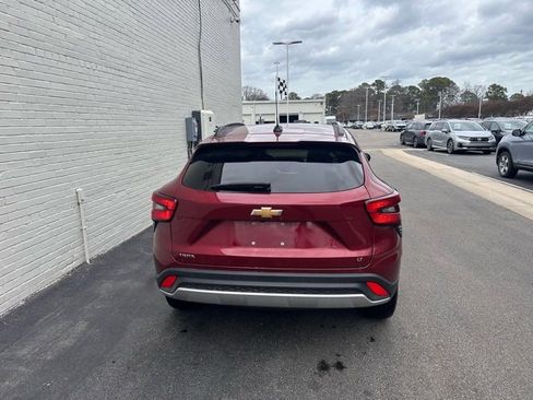 Used 2025 Chevrolet Trax LT image 2