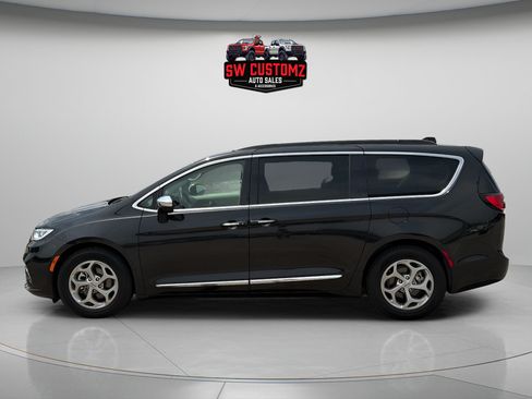 Used 2023 Chrysler Pacifica Limited FWD image 4