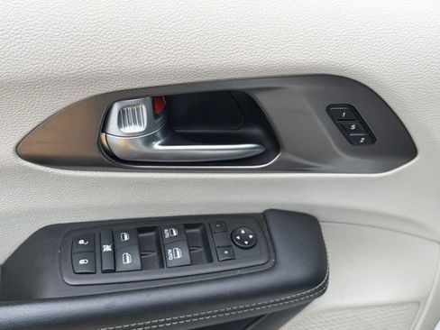 Used 2024 Chrysler Pacifica Touring-L FWD image 18