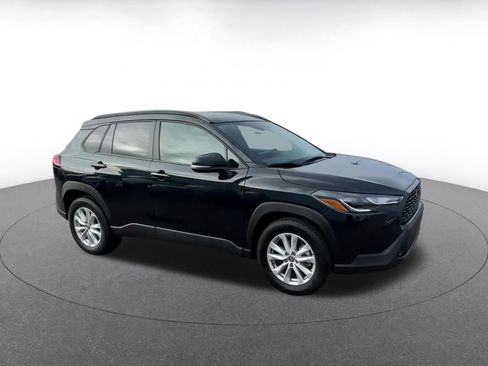 Used 2025 Toyota Corolla Cross LE image 2