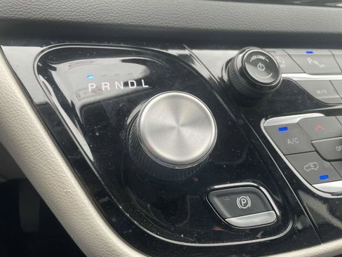 Used 2024 Chrysler Pacifica Touring-L image 38