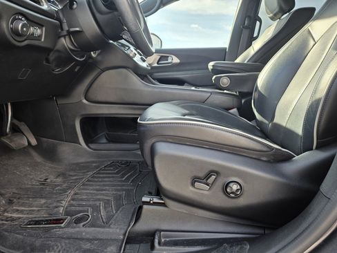 Used 2021 Chrysler Pacifica Limited w/ Uconnect Theater Family Group image 24