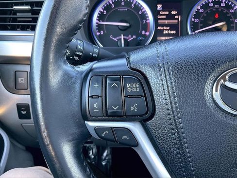 Used 2019 Toyota Highlander XLE image 18